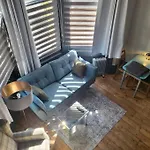 21 Mini Loft Apartment - Great Location - Comfy King Size Bed